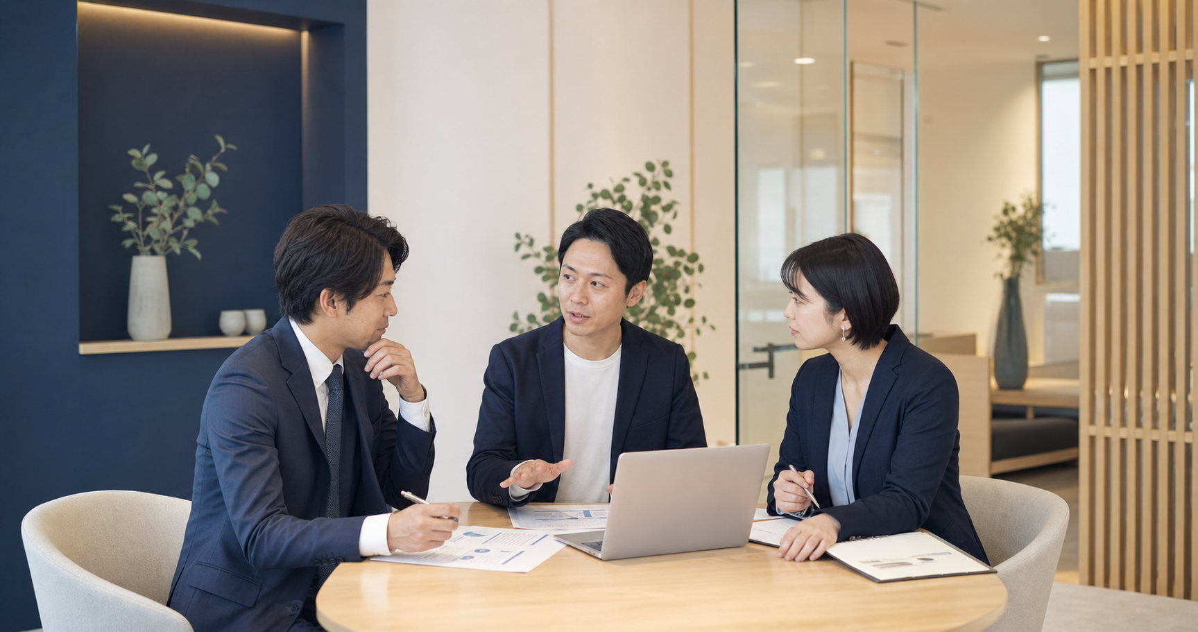 クリニックの事業課題について打ち合わせを行う様子